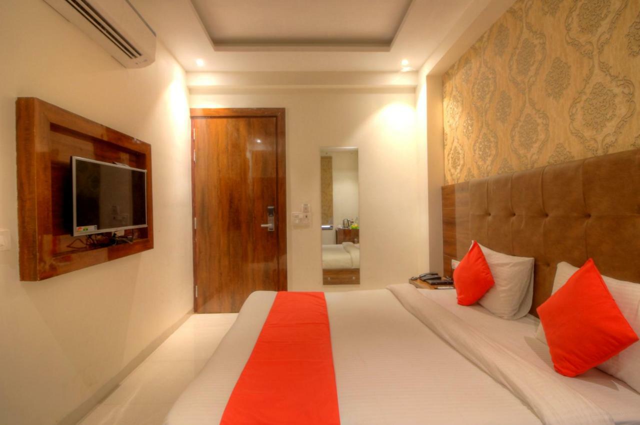 Hotel The Vegas Delhi Airport- A Boutique Hotel Нью-Дели Экстерьер фото